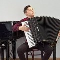 Prvi solistički koncert vanserijski talentovanog mladog harmonikaša iz Leskovca poklon sugrađanima