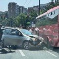 Lančani sudar na Plavom mostu: Ima povređenih, delovi vozila rasuti po putu, auto napred zgužvan (foto)