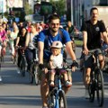 Novosadski biciklisti voze i predaju dopis gradonačelniku: Godišnje da se izdvaja milijardu dinara