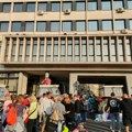 Kako je izgledala intervencija policije ispred Skupštine Novog Sada VIDEO