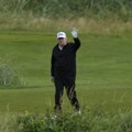 Tramp igra golf u Škotskoj dok podalje demonstranti protestuju zbog njegovog dolaska