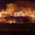 (Foto) dramatične slike iz Sombora: Gori gradska deponija Požar je ogroman, širi se gusti, crni dim, brojni vatrogasci se bore…