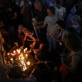 Odata počast Gabi Novak, Arsenu i Matiji Dediću: Stotine ljudi u znak sećanja položilo cveće kod Terazijske česme