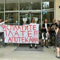 „Uzimamo kredite, neko se zadužuje kod rodbine“: Radnici Apoteka Beograd protestuju, plate im kasne mesecima VIDEO