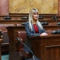 Ćerka pevačice za govornicom u skupštini Srbije! Oduševila sve, a onda pokazala kako uživa u lepim danima (foto)