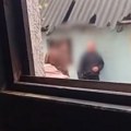 (Узнемирујући видео) Језиво породично насиље запрепастило Србију! Син шамара оца, мајка снима тај ужас и коментарише