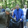(Foto) "Ako hoćemo promene, menjajmo sebe" Vučević sa sinom u akciji čišćenja Fruške gore