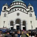 Ispred Hrama ogroman broj vernika, raširili kišobrane i čekaju Glumica sa maramom na glavi otišla da se pokloni Pojasu…