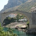 Skočio sa Starog mosta, pa nestao pod vodom: Uznemirujući snimak s lica mesta