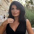 Mini haljina i ekstra dubok dekolte: Milena Popović najnovijom slikom zapalila internet, zavodljivo pozira, ljudi ne znaju gde…