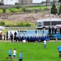 Ispucao loptu sa stadiona i izazvao udes: Kamera nastavila da prati loptu, a onda je nastao potpuni haos! (video)