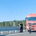 (Video) Suluda vožnja na putu Šabac–Loznica: Kamion vozio u kontra-smeru, zaustavio se tek nakon što je intervenisala policija…