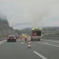 (Video) Požar na auto-putu "Miloš Veliki": Prikolica puna rube buknula, vozači oprez: Gust dim prekriva put, saobraćaj otežan…