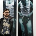 „Glavni motiv bio je bes“: Izložba „Košmar svih očeva“ Luke Jendrišeka o strahu od različitosti i gubitka moći (FOTO)…