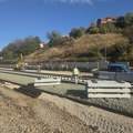 Radovi na rekonstrukciji pruge Pirot – Niš uskoro ulaze u četvrtu, neplaniranu godinu. Sićevačka se ipak radi ove godine. Na…