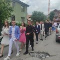Maturanti prošetali ulicama Zvečana: Aplaudirali im građani koji 15. dan protestuju