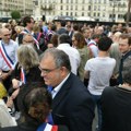 "Videli smo prava lica izgrednika, lica ubica": Kontraprotest u Francuskoj: Održan marš solidarnosti s gradskim upravama koje…