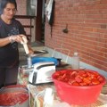 Biljana ručno samelje do 2.000 kilograma paradajza i sve uspe da proda: Zovu je "žena zmaj"