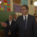 Lepo iznenađenje za Vučića u Lovćencu Predsednik dobio poseban poklon od jedne učenice (foto)