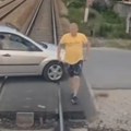 Haos u Beogradu, zaustavljen saobraćaj Čovek zaustavio voz i psovao mašinovođu