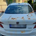 Službena vozila Opštine V. Han zasuta jajima