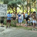 Građani od jutros ispred Trećeg osnovnog tužilaštva: Nema informacija gde će biti saslušani uhapšeni studenti