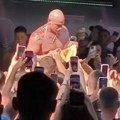 Desingerica nakon pite sa sirom, publici spremio palačinke i to slane! Reper dohvatio i kofu kečapa, nema ništa da fali (foto)…