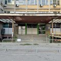 Glavni ulaz u staru Specijalističku polikliniku ograđen metalnim ogradama – stoji i natpis