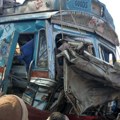 11 Mrtvih, među žrtvama 7 dece: Kombi sa 30 ljudi udario u kamion: Stravičan sudar na zapadu Indije (video)