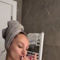 Снима се како вежба, а онда и под тушем: Луна Ђогани изненадила све - шаље пољупце у ВЦ-у и маше у камеру (фото)