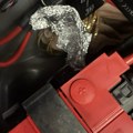 (Foto): Carinici na Gradini zaustavili auto, a onda su iza akumulatora zapazili ženske čarape: Ono šta su pronašli u njima…