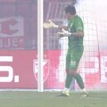 Užas na "Marakani": Petarda eksplodirala pored Vladimira Stojkovića, srušio se na zemlju - strašne scene na stadionu Crvene…