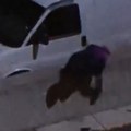 (Uznemirujuće) muškarac bežao od policije, pa poginuo: Izleteo na autoput, pregazilo ga više vozila, sve prenošeno uživo na TV…