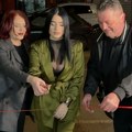 Zorana Mićanović otvorila salon lepote! Sa ocem i maćehom presekla crvenu traku, sve oči uprte u njen dekolte