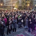 „Професорка, уз Вас смо“: Скуп подршке Јелени Клеут у Новом Саду (ФОТО)