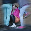 Užas u Banjaluci: Devojčica brutalno pretukla vršnjakinju u školi, učenici snimali telefonima