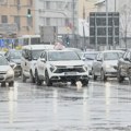 Возачи, опрез: Мокри и клизави коловози отежавају вожњу, као и могући слаби снег у планинским пределима