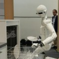 Novi posao privlači nezaposlene i studente: Za do 900 dolara mesečno uče robote kako da rade