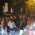 Slavlje na ulicama Beograda: Povelo se kolo na Novom Beogradu, građani igraju nasred puta
