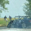 Teška saobraćajna nezgoda kod Vrbasa: Teško povređenog mladića izvlačili iz smrskanog auta u plamenu