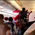 Krov aviona napukao tokom leta: Uleteo u jake turbulencije, pa pobacao putnike do plafona, ima povređenih (video)