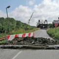 Dalje nećeš moći: Prokopan put ispred mosta na Tamišu da vozila tuda ne bi prolazila