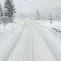 Vozači, oprez! Sneg napravio kolaps u Srbiji: Vozila izleću sa puta, formiraju se dugačke kolone