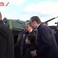 "Ajde, ćero" Vučić razgledao tenkove, a onda je ona upala u masu i ukrala njegovu pažnju