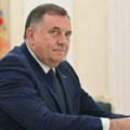 (VIDEO) Dodik izviždan ispred Parlamenta Crne Gore, on odgovorio podizanjem tri prsta