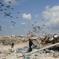 Хамас апеловао да се прекине испорука помоћи падобранима после смрти 18 људи