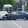 Несрећа у Железнику: Аутомобили смрскани, делови расути по путу