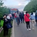 Poginuo vozač, 21 osoba povređena: Direktan sudar autobusa i automobila kod Malog Požarevca