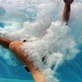 Tinejdžeri sa tribina skaču na glavu u vodu, ostali ih bodre: Opasna zabava na bazenu u Podgorici