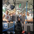 A, iz srpskog autobusa grmi dobro poznata pesma (video)